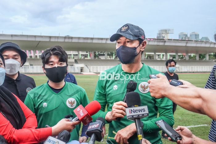 Pelatih timnas Indonesia, Shin Tae-yong (kanan), dan penerjemahnya, Jeong Seok-seo alias Jeje (kiri), sedang memberikan keterangan kepada awak media di Stadion Madya, Senayan, Jakarta, 2 Maret 2022.