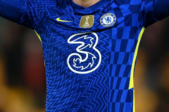 Logo Tri yang ada di jersey utama Chelsea