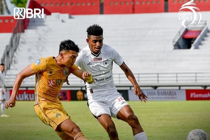 Duel antara Bhayangkara FC versus Persipura Jayapura pada laga pekan ke-31 Liga 1 2021-2022 di Stadion Kapten I Wayan Dipta, Gianyar, Bali, Rabu (16/3/2022).