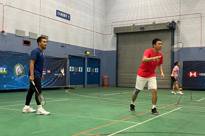Duet veteran ganda putra Indonesia, Mohammad Ahsan/Hendra Setiawan, ketika sedang latihan sambil membiasakan diri dengan kondisi lapangan di Utilita Arena Birmingham. Hal ini dilakukan jelang All England Open 2022, 16-20 Maret mendatang.