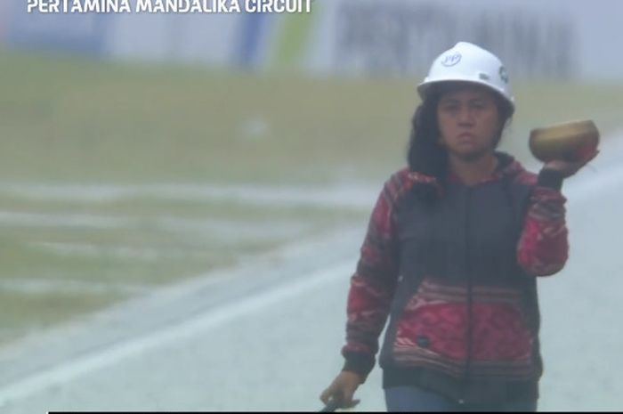 Balapan MotoGP Indonesia 2022 ditunda karena hujan, ini dia sosok Rara Isti Wulandari, pawang hujan sirkuit Mandalika.