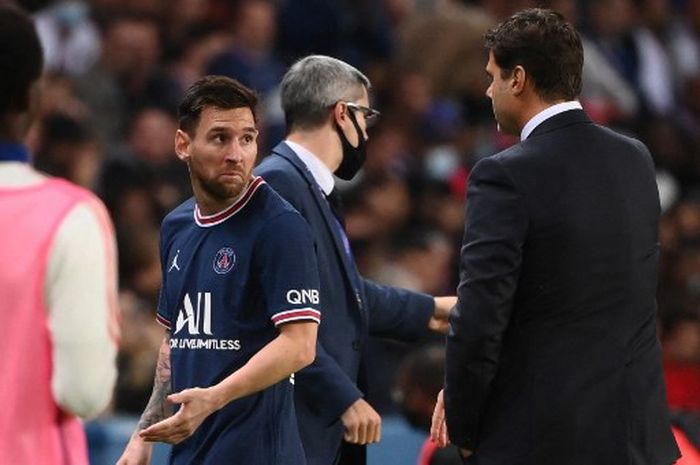 Reaksi Lionel Messi saat ditarik keluar oleh Mauricio Pochettino (kanan) dalam duel Liga Prancis antara Paris Saint-Germain vs Lyon di Parc des Princes (19/9/2021).