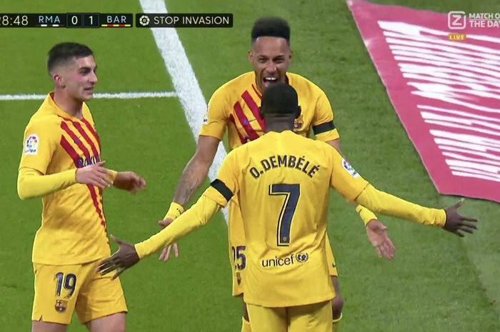 Pierre-Emerick Aubameyang dan Ousmane Dembele merayakan gol pembuka Barcelona di laga el clasico jilid II di Liga Spanyol 2021-2022.