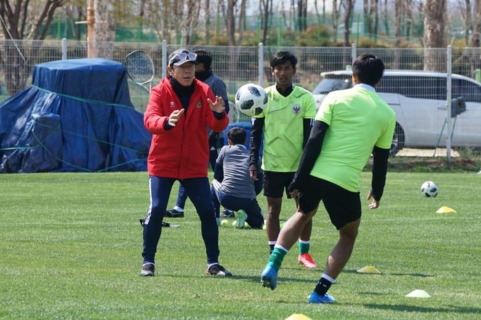 Pelatih timnas Indonesia, Shin Tae-yong saat melatih heading para pemain timnas U-19 Indonesia, di Riverside Soccer Field, Daegu, Korea Selatan, Sabtu (2/4/2022).