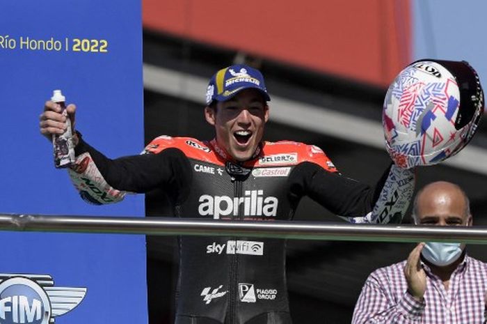 Pembalap Aprilia, Aleix Espargaro, bereaksi di podium sebagai juara MotoGP Argentina 2022 di Sirkuit Termas de Rio Hondo, Minggu (3/4/2022).