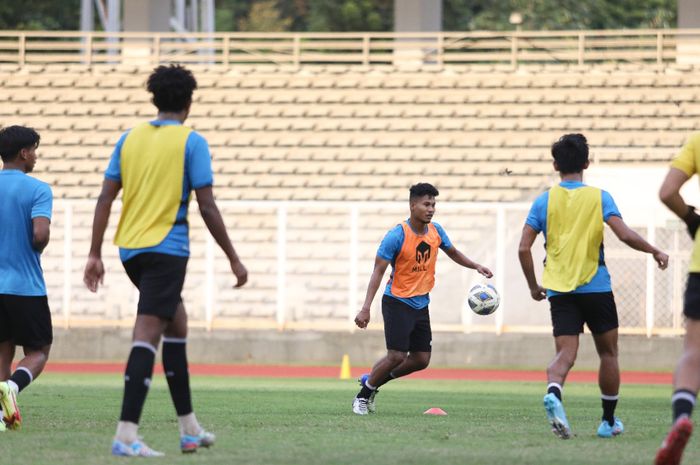Pemain timnas U-23 Indonesia saat menjalani latihan di Stadion Madya, Senayan, Jakarta, Kamis (7/4/2022).