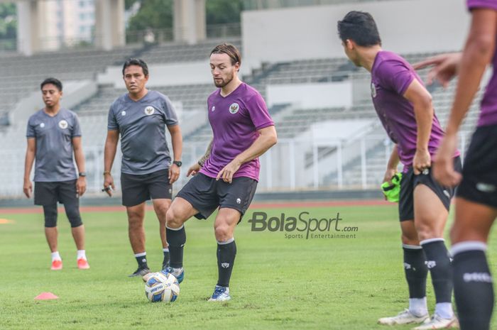 Marc Klok sedang menguasai bola dalam latihannya bersama timnas U-23 Indonesia di Stadion Madya, Senayan, Jakarta, 12 April 2022.