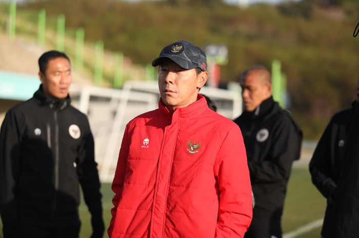 Pelatih timnas Indonesia, Shin Tae-yong saat memimpin latihan timnas U-23 Indonesia di Korea Selatan.
