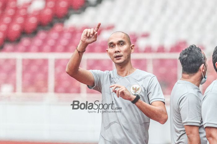 Pelatih kiper timnas U-16 Indonesia, Markus Horison, sedang memberikan intruksi kepada para pemainnya di Stadion Utama Gelora Bung Karno, Senayan, Jakarta, 19 April 2022.