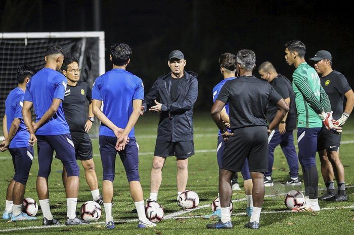 Pelatih timnas U-23 Malaysia, Brad Maloney (tengah).
