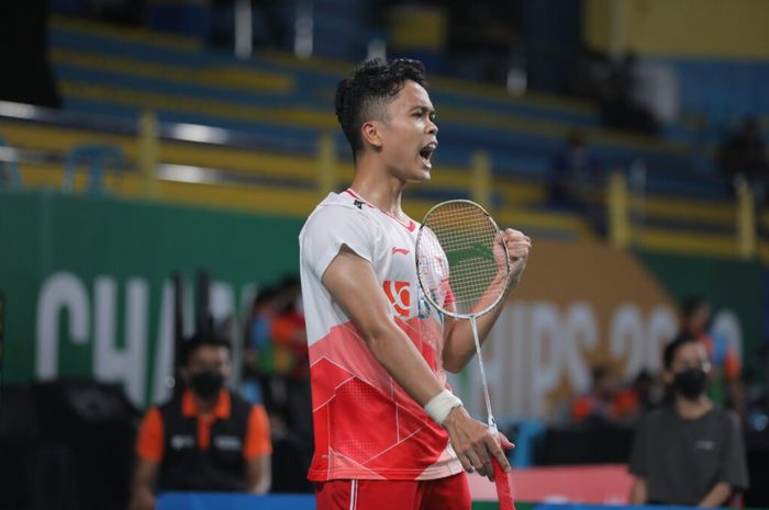 Tunggal putra Indonesia, Anthony Sinisuka Ginting berselebrasi saat tampil di babak kedua Kejuaraan Asia 2022, di Muntinlupa Sports Complex, Manila, Filipina, Kamis (28/4/2022)