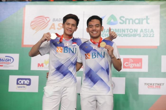 Pasangan ganda putra Indonesia, Yeremia Erich Yoche Yacob Rambitan/Pramudya Kusumawardana, memamerkan medali emas setelah menjuarai Kejuaraan Asia 2022 di Muntinlupa Sports Complex, Manila, Filipina, 1 Mei 2022.