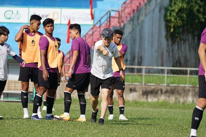 Pelatih timnas U-23 Indonesia, Shin Tae-yong, saat memberikan arahan kepada anak asuhnya dalam latihan jelang lawan Vietnam di SEA Games 2021.
