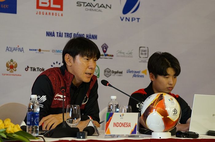 Pelatih timnas U-23 Indonesia, Shin Tae-yong, saat memberikan penjelasan pada konferensi pers jelang lawan Vietnam di SEA Games 2021.