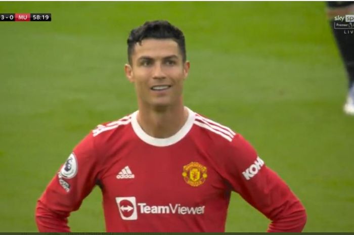 Momen Cristiano Ronaldo tertawa miris setelah Manchester United kebobolan gol Brighton &amp; Hove Albion pada duel Liga Inggris di Amex Stadium (7/5/2022).