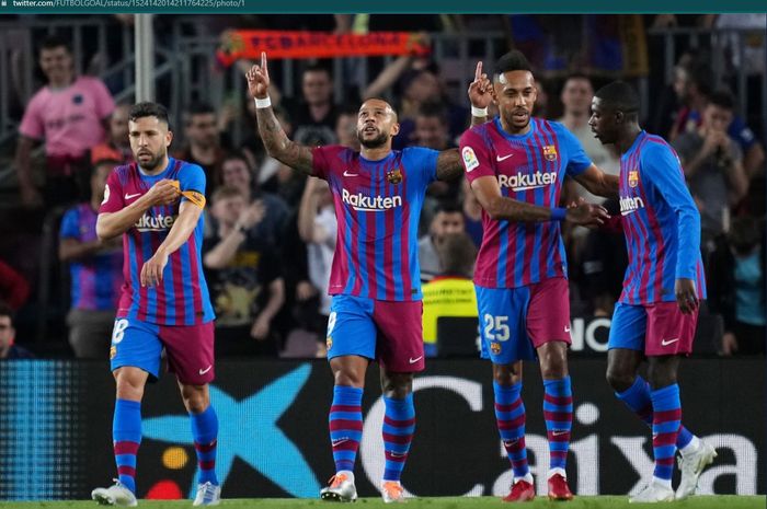 Selebrasi Memphis Depay usai mencetak gol pembuka bagi Barcelona pada laga melawan Celta Vigo dalam jornada ke-36 Liga Spanyol 2021-2022.