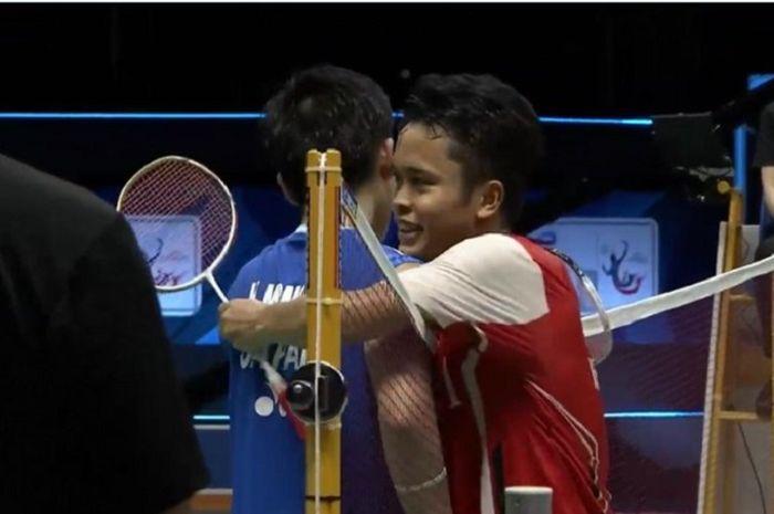 Tunggal putra Indonesia, Anthony Ginting memeluk Kento Momota usai meraih kemenangan di semifinal Piala Thomas 2022, Jumat (13/5/2022).