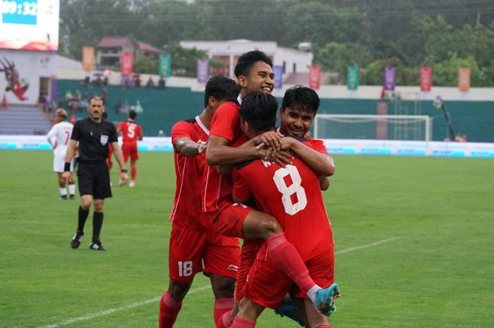 Selebrasi pemain timnas U-23 Indonesia usai membobol gawang timnas U-23 Myanmar di laga SEA Games 2021, Minggu (15/5/2022).