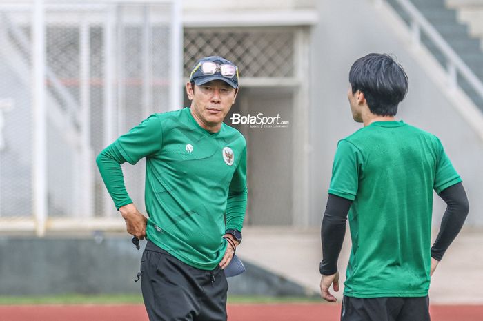 Pelatih timnas Indonesia, Shin Tae-yong (kiri), saat memimpin latihan anak asuhnya di Stadion Madya, Senayan, Jakarta, 2 Maret 2022.