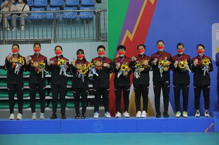 Tim bulu tangkis putri Indonesia berpose dengan medali perak SEA Games 2021 setelah kalah 0-3 dari Thailand pada final yang berlangsung di Bac Giang Gymnasium, Rabu (8/5/2022).