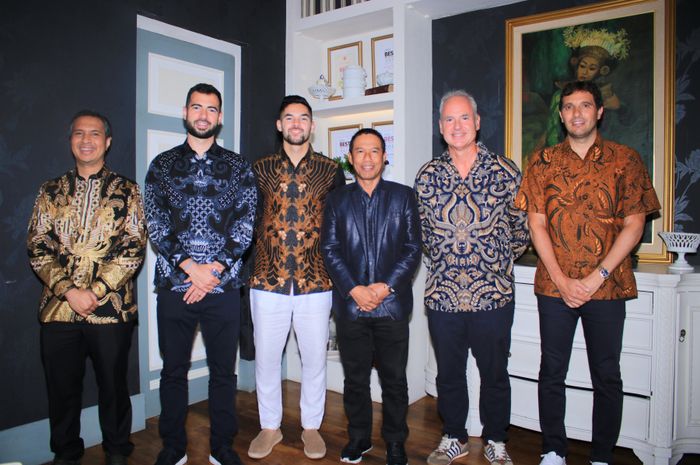 Sandy Walsh dan Jordi Amat saat menyelesaikan proses naturalisasi di Jakarta untuk menjadi WNI supaya bisa membela timnas Indonesia pada 2022