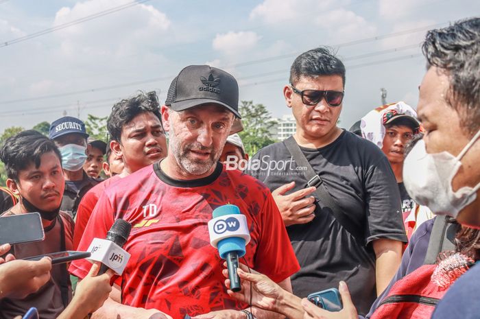 Pelatih Persija Jakarta, Thomas Doll, sedang memberikan keterangan kepada awak media di Lapangan Nirwana Park, Sawangan, Jawa Barat, 25 Mei 2022.