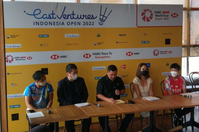 Sekretaris Jendral PP PBSI, Muhammad Fadil Imran (tengah), saat konferensi pers terkait penyelenggaraan Indonesia Open 2022 di kawasan Jakarta Pusat, Rabu (25/5/2022).