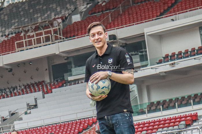Mesut Ozil saat melakukan coaching clinic di Stadion Gelora Bung Karno, Senayan, Jakarta, 26 Mei 2022.