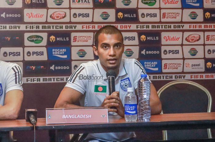 Pemain timnas Bangladesh, Jamal Bhuyan, saat sedang memberikan keterangan kepada awak media dalam sesi jumpa pers di Hotel Ibis, Bandung, Jawa Barat, 31 Mei 2022.