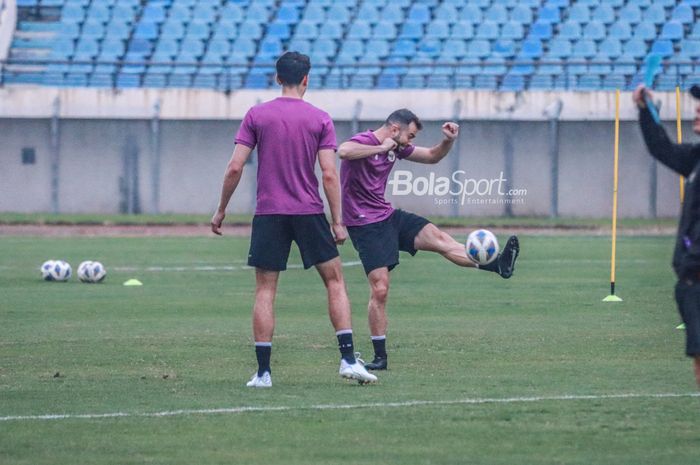 Calon pemain naturalisasi timnas Indonesia, Jordi Amat (kanan), sedang menendang bola dalam latihannya di Stadion Si Jalak Harupat, Bandung, Jawa Barat, 31 Mei 2022.