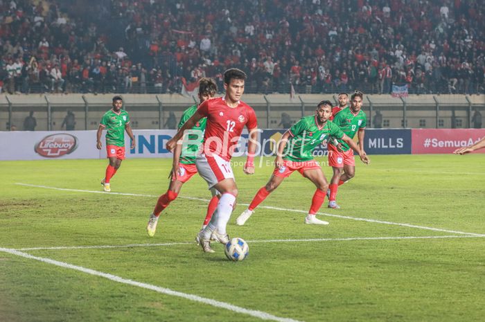 Pemain Timnas Indonesia, Muhammad Rafli saat menguasai bola dari kawalan pemain Bangladesh dalam laga FIFA Matchday, di Stadion Si Jalak Harupat, Soreang, Kabupaten Bandung, Jawa Barat, Rabu (1/6/2022)