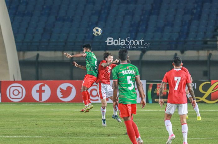 Pemain Timnas Indonesia, Marc Klok saat mencoba menyundul bola saat melawan Bangladesh dalam laga FIFA Matchday, di Stadion Si Jalak Harupat, Soreang, Kabupaten Bandung, Jawa Barat, Rabu (1/6/2022).