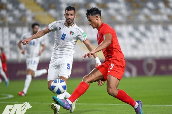 Bintang Timnas Singapura Ikhsan Fandi (kanan) menguasai bola saat melawan Kuwait dalam FIFA Matchday di Abu Dhabi, Rabu (1/6/2022).