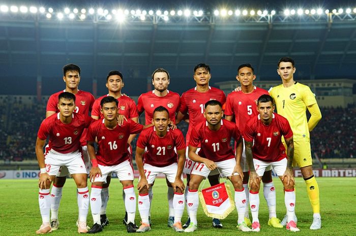 Timnas Indonesia berfoto sebelum menjamu Bangladesh dalam FIFA Matchday di Stadion Si Jalak Harupat, Bandung, 1 Juni 2022.