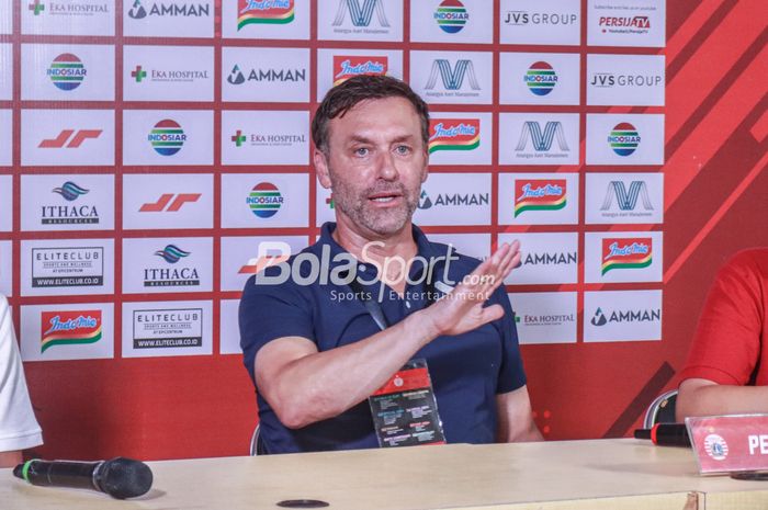 Pelatih Persija Jakarta, Thomas Doll, saat memberikan keterangan kepada awak media di Stadion Patriot Candrabhaga, Bekasi, Jawa Barat, 5 Juni 2022.