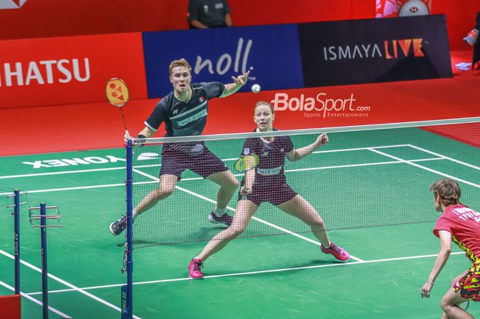 Pasangan ganda campuran Prancis, Thom Gicquel/Delphine Delrue menggegerkan Istora Senayan saat mengalahkan juara dunia di babak 32 besar Indonesia Masters 2022.