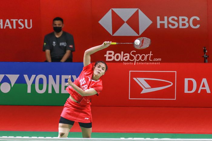 Aksi pebulu tangkis tunggal putri Indonesia, Gregoria Mariska Tanjung, pada babak pertama Indonesia Masters 2022 di Istora Gelora Bung Karno, Senayan, Jakarta, 8 Juni 2022.