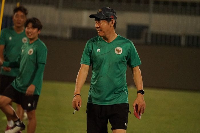 Pelatih timnas Indonesia, Shin Tae-yong, saat memimpin persiapan skuad Garuda jelang laga melawan timnas Kuwait.