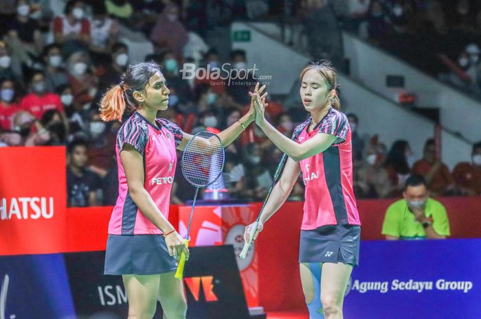 Atlet bulutangkis ganda putri Malaysia, Tan Pearly/Thinaah Muralitharan, sedang memberikan semangat dengan simbol salaman saat bertanding di Istora Senayan, Jakarta, 11 Juni 2022.