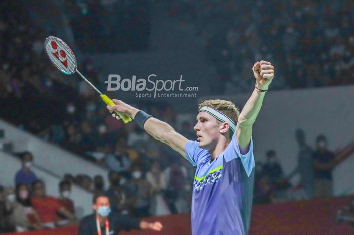 Atlet tunggal putra Denmark, Viktor Axelsen, sedang melebarkan tangannya sebagai tanda keberhasilan saat bertanding di Istora Senayan, Jakarta, 11 Juni 2022.