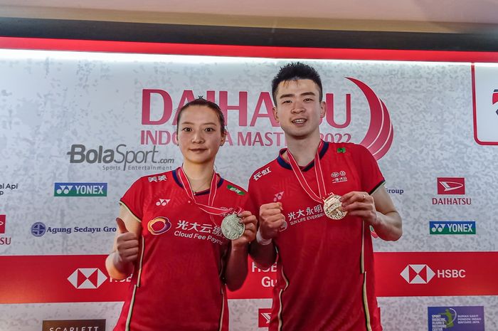 Atlet bulutangkis ganda campuran China, Zheng Si Wei dan Huang Ya Qiong, sedang berpose dengan medali emas Indonesia Masters 2022 di Istora Senayan, Jakarta, 12 Juni 2022.