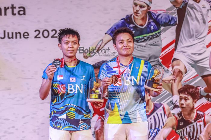 Atlet bulutangkis ganda putri Indonesia, Apriyani Rahayu dan Siti Fadia Silva Ramadhanti, sedang berpose dengan medali juara kedua di Indonesia Masters 2022.