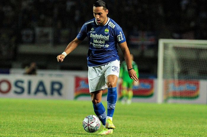 Aksi Ezra Walian saat membela Persib Bandung melawan Bali United di Piala Presiden 2022.