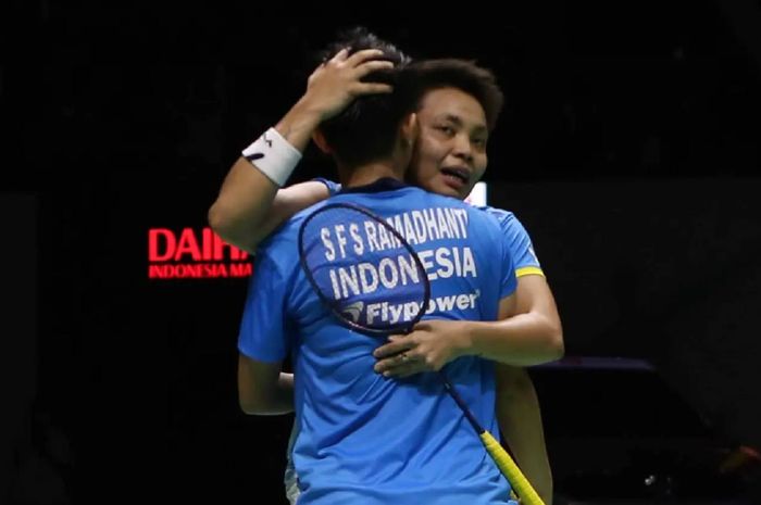 Apriyani Rahayu memeluk Siti Fadia Silva Ramadhanti setelah kalah di final ganda putri Indonesia Masters 2022.