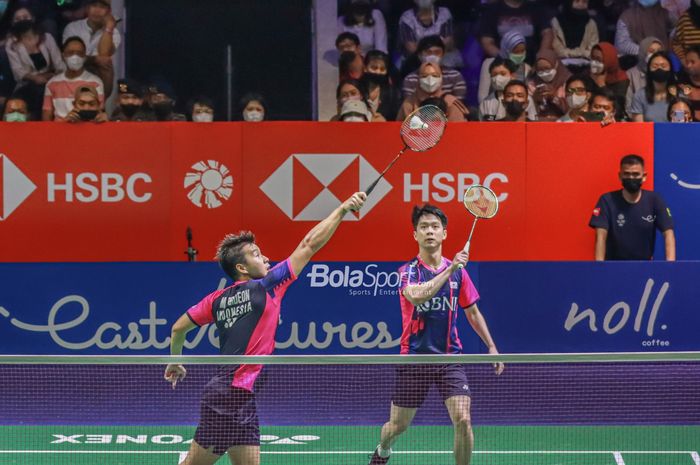 Pasangan ganda putra Indonesia, Marcus Fernaldi Gideon dan Kevin Sanjaya Sukamuljo, saat bertanding pada babak pertama Indonesia Open 2022 di Istora Gelora Bung Karno, Senayan, Jakarta, 14 Juni 2022.