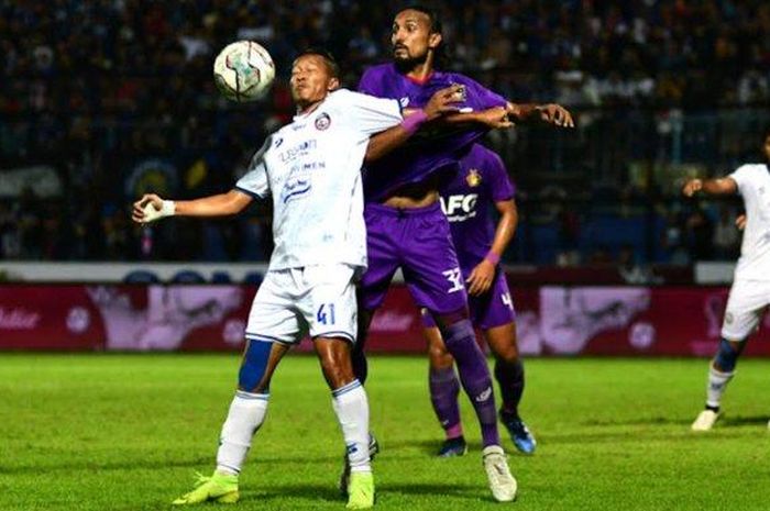 Winger Arema FC, Dendi Santoso, mengamankan bola dari gelandang Persik Kediri, Rohit Chand, dalam laga lanjutan Piala Presiden 2022 di Stadion Kanjuruhan, Kabupaten Malang.
