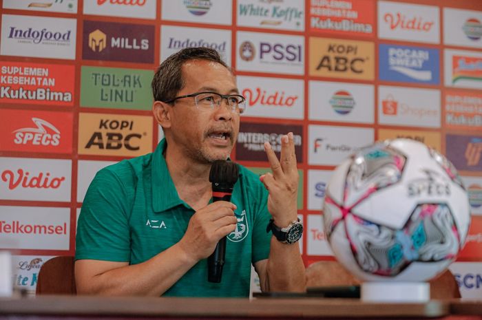 Pelatih Persebaya Surabaya, Aji Santoso dalam jumpa pers jelang laga melawan Bali United di Stadion Gelora Bandung Lautan Api (GBLA), Bandung, Minggu (19/6/2022).