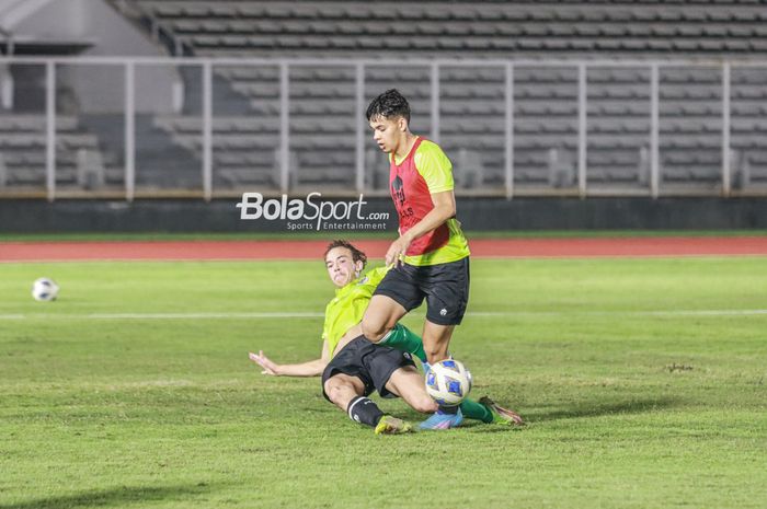 Jim Croque (kiri) sedang berusaha menekel bola yang dikuasai oleh Kai Davy Boham (kanan) dalam latihan timnas U-19 Indonesia di Stadion Madya, Senayan, Jakarta, 21 Juni 2022.