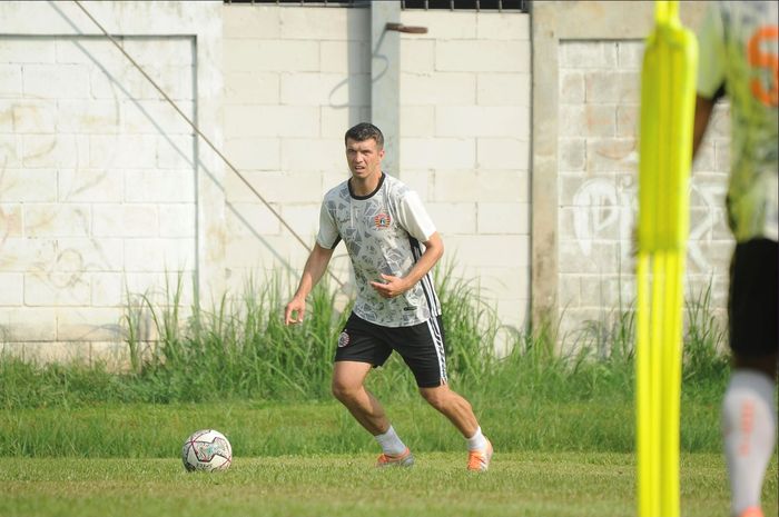 Bek Persija Jakarta, Ondrej Kudela saat menjalani latihan bersama tim di lapangan latihan Nirwana Park, Bojongsari, Kamis (23/6/2022).