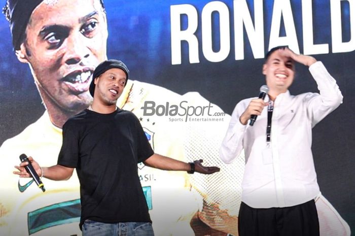 Ronaldinho (kiri) nampak tersenyum saat sang penerjemah justru mengajak bicara dengan bahasa Indonesia dalam sesi jumpa pers di Menara Mandiri, Senayan, Jakarta, 24 Juni 2022.